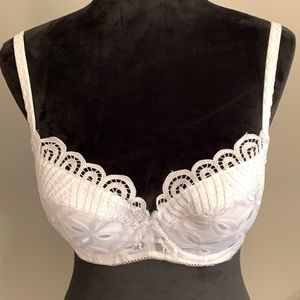 Wacoal bra. Size 36C. Removable pads included.
